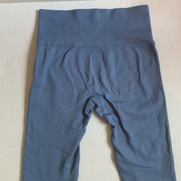 Seamless Textured Powder Blue Athletic Athleisure Stretchy Yoga Legging - Picture 2 of 3